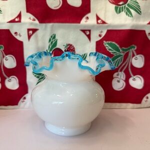 VINTAGE 1940s FENTON AQUA CREST CRIMPED VASE WHITE
